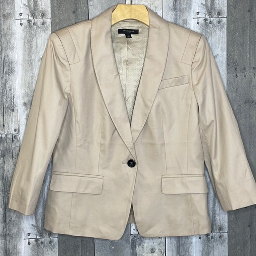 Ann Taylor cream colored single button blazer. Lined. Faux pockets. Size 6. EUC